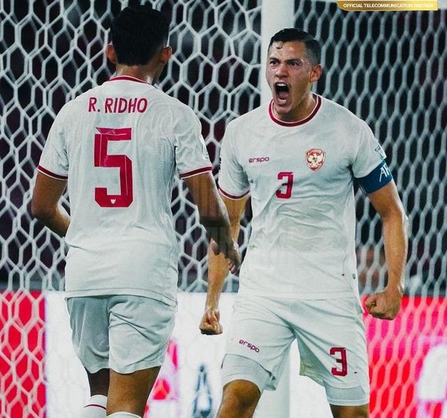 Kapten Timnas Indonesia Jay Idzes meluapkan kegembiraan bersama Rizki Ridho usai Indonesia mengalahkan Arab Saudi 2-0, Selasa (19/11/2024). (Instagram Timnas Indonesia)