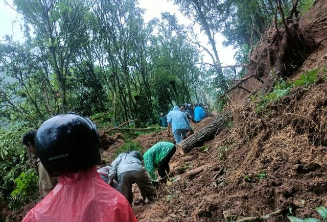 Ruas jalan Desa Sirau-Desa Kramat, Kecamatan Karangmoncol, Kabupaten Purbalingga, tertimbun longsor pada Selasa (10/12/2024). Jalan tersebut sementara tidak bisa dilalui kendaraan. (Foto: BPBD Purbalingga).