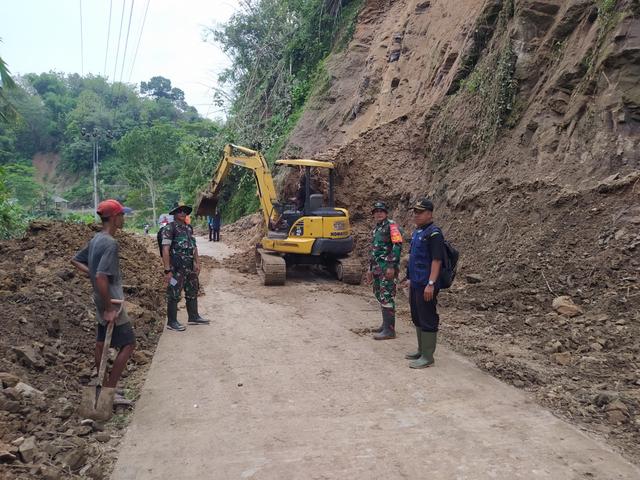 Longsor di desa bantarpanjang