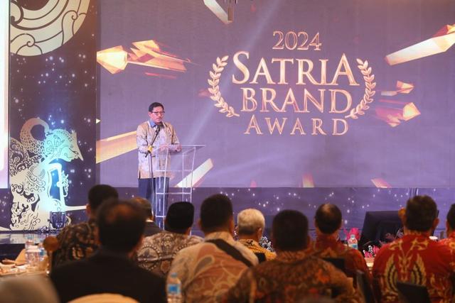 Pj Gubernur Jawa Tengah, Nana Sudjana menerima penghargaan Satria Leader Award 2024 untuk kategori satria penjaga stabilitas wilayah politik di tahun politik.