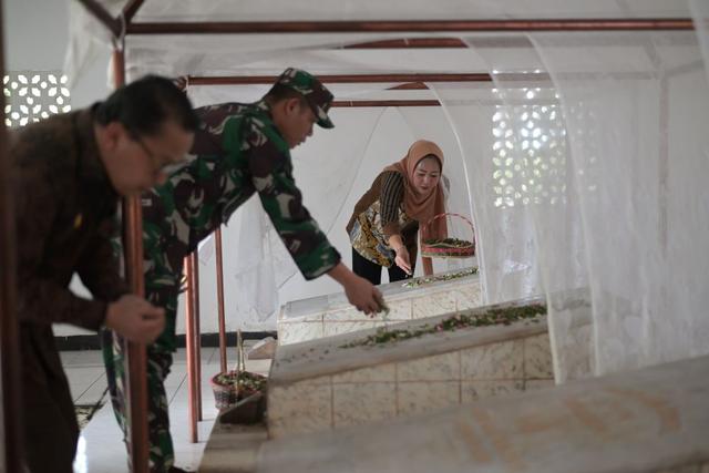 Ziarah ke makam leluhur