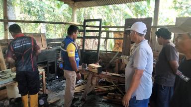 Kebakaran tempat pengolahan kayu