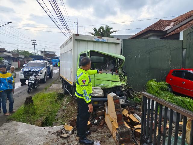 truk menabrak pagar rumah