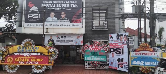 Sejumlah karangan bunga nampak berjajar di sekitar Kantor DPD PSI Cilacap. (Ulul Azmi)