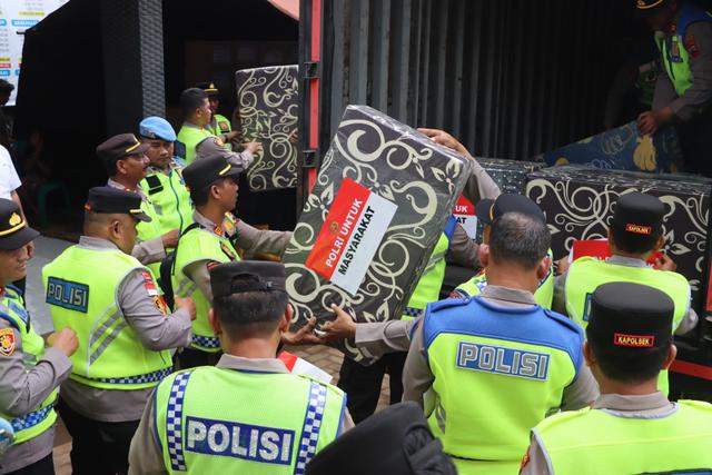 Polresta Cilacap saat menyalurkan bantuan Kapolri bagi warga terdampak tanah longsor di Majenang, Cilacap. (Polresta Cilacap)