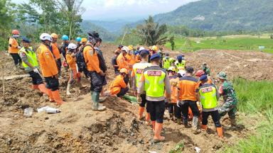Tim gabungan saat melakukan proses evakuasi korban longsor Pandanarum yang tertimbun material longsoran. (maula/serayunews)