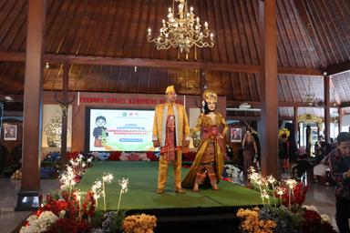 Suasana acara fashion show bertema pakaian adat Nusantara, di Pendopo Sipanji Purwokerto, pada Kamis (27/11/25).