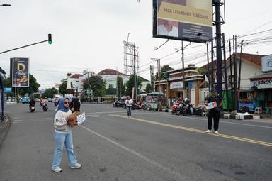 Para pekerja seni Banjarnegara melakukan aksi jalanan untuk menghimpun dana bagi korban longsor Pandanarum. (dok.kominfo)