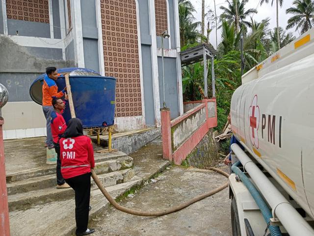 Distribusi air bersih yang dilakukan oleh PMI Banjarnegara untuk memenuhi kebutuhan air bagi korban longsor di Pandanarum. (dok.PMI Banjarnegara)