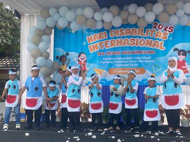 Penampilan anak-anak SLP Negeri Banjarnegara dalam peringatan Hari Disabilitas Internasional 2025. (dok.kominfo)