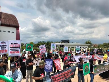 Puluhan warga Desa Baseh, Kecamatan Kedungbanteng, Banyumas, menggelar aksi demonstrasi di depan Gedung DPRD Banyumas, Selasa (9/12/2025).