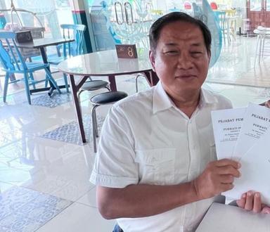 Caption : Satya Darma menunjukkan dokumen beberapa waktu lalu.(Dok Satya)