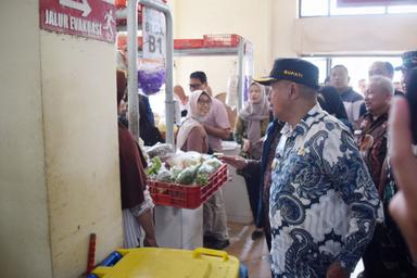 Bupati Banyumas Sadewo Tri Lastiono bersama jajaran Forkopimda, kepala OPD, dan TPID Kabupaten Banyumas melakukan inspeksi mendadak ke sejumlah titik pada Selasa (23/12/2025).