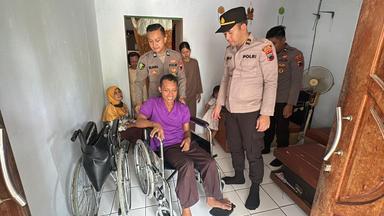 Personel Polres Purbalingga memberikan bantuan kursi roda kepada warga yang mengalami gangguan kesehatan. (Foto :Humas Polres Purbalingga).