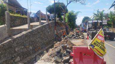 Dinding fondasi dengan tinggi sekitar 5 meter dan panjang 43 meter dilaporkan runtuh.