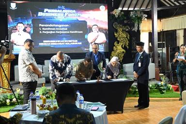 Wabup Purbalingga Dimas Prasetyahani menyaksikan penandatanganan komitmen investasi tiga perusahaan, dalam Purbalingga Business Forum, Selasa (23/12/2025). (Foto :Prokopim Setda Purbalingga).