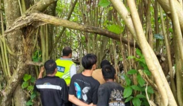 Petugas saat evakuasi jasad remaja asal Cimahi yang ditemukan tewas di tepi sungai Kesugihan Cilacap. (Humas Polresta Cilacap).