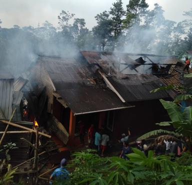 dua rumah terbakar