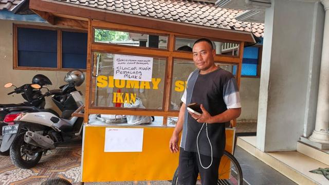 penjual siomay mudik jalan kaki