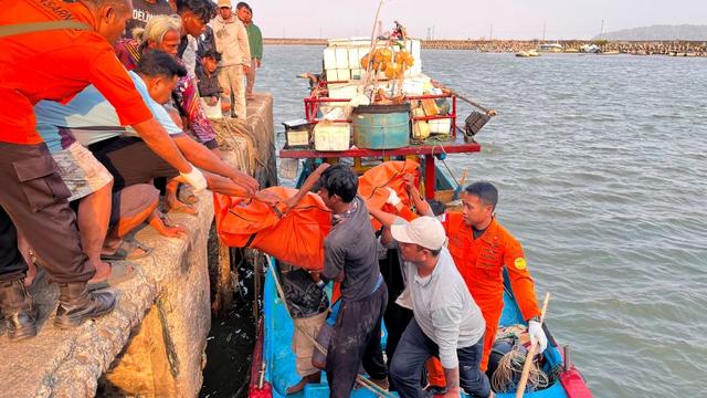 kapal nelayan terbalik