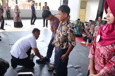 salurkan donasi sepatu