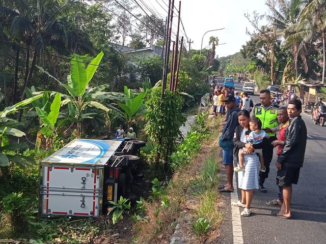 truk bermuatan ayam terguling