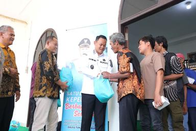 bupati purbalingga salurkan paket sembako