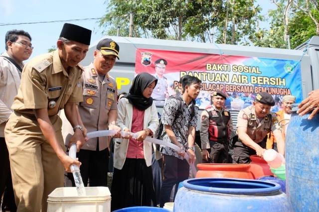 Polres Cilacap bersama sejumlah pihak dari BPBD, Mahasiswa dan Perangkat Desa Salurkan Bantuan Air bersih