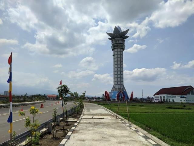 Menara Pandang Teratai Purwokerto.