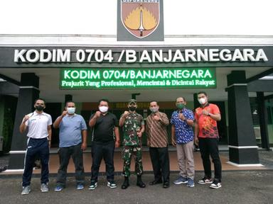 KONI Banjarnegara bersama dengan pengurus PSSI saat melakukan kunjungan bersama Dandim 0704 Banjarnegara
