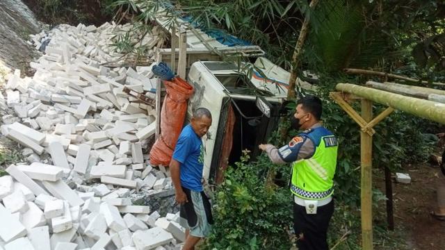 Anggota Satlantas Polres Banjarnegara saat melakukan olah TKP truk guling di Desa Winong Banjarnegara