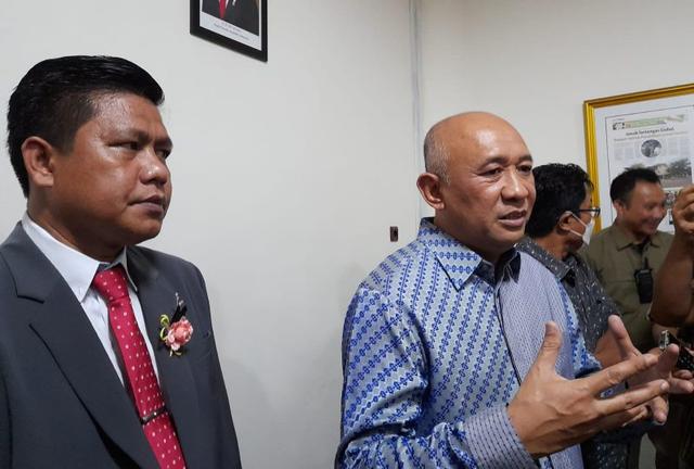 Menkop UKM RI, Teten Masduki didampingi Rektor UMP, Dr Jebul Suroso dalam Milad UMP