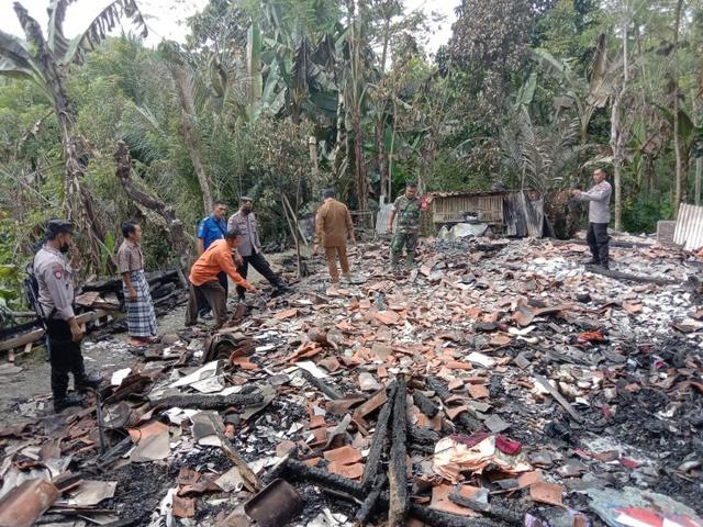 Kebakaran di Dusun Jambe Asem Desa Cidadap Kecamatan Karangpucung Kabupaten Cilacap