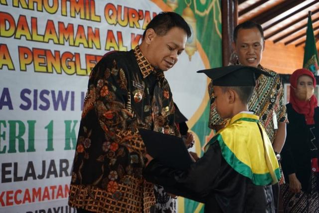 Pj bupati Banjarnegara saat melakukan wisuda khotmil quran dan alkitab bagi siswa SDN 1 Krandegan Banjarnegara