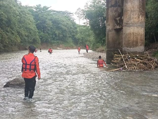 Tim SAR Gabungan saat melakukan pencarian korban tenggelam di anak Sungai Luk Ulo Kebumen