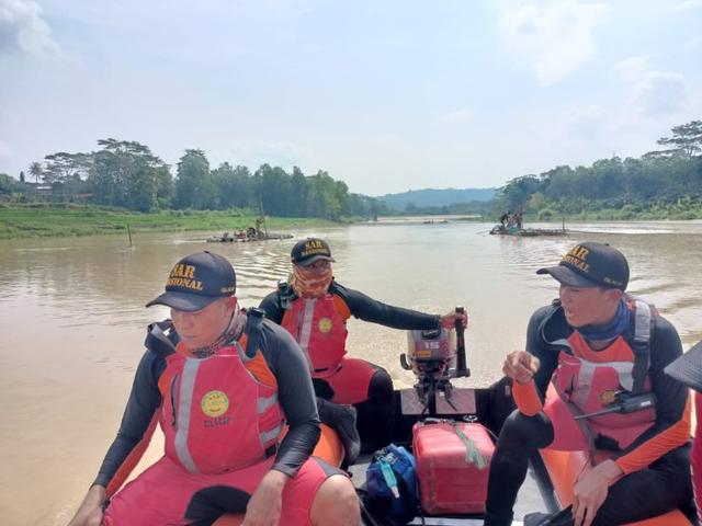 Tim SAR Gabungan saat melakukan pencarian korban tenggelam di Sungai Luk Ulo Kebumen