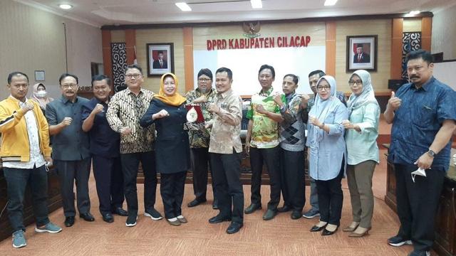 Wakil Ketua DPRD Cilacap Purwati bersama Pimpinan Komisi C saat menerima kunjungan kerja DPRD Batang