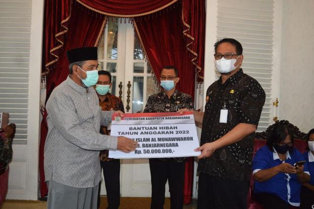 penyerahan dana hibah oleh PJ bupati pada Ormas di Banjarnegara