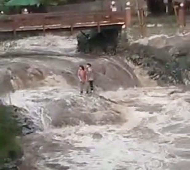 dua pemuda terjebak banjir di Curug Bayan Baturraden