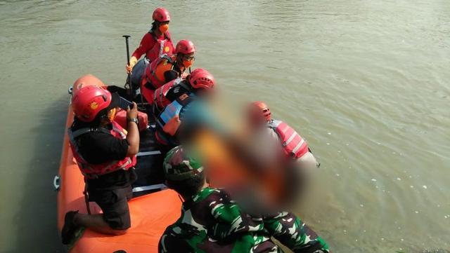 evakuasi mayat di sungai klawing
