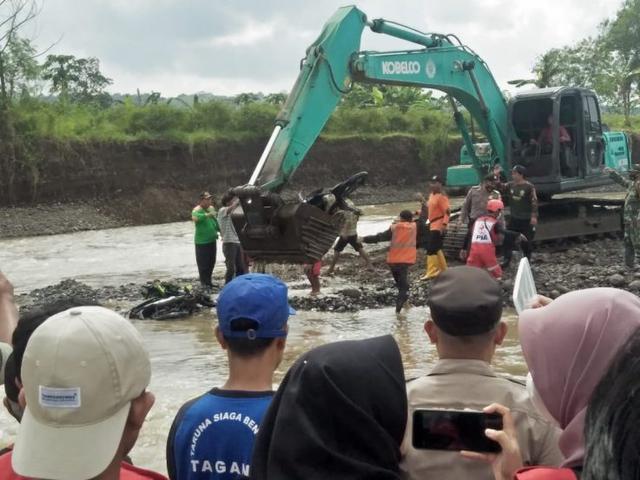 Hari Ketiga Pencarian, Sepeda Motor Pemancing yang Terseret Arus Sungai Kacangan Purbalingga Berhasil Ditemukan