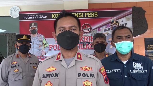 Wakapolres Cilacap Kompol Suryo Wibowo didampingi Kasi Humas IPTU Gatot Tri Hartanto saat memberikan keterangan penanganan kasus perampokan minimarket