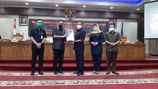 Bupati Cilacap Tatto Suwarto Pamuji serahkan draft Raperda Pertanggungjawaban APBD 2021 ke Wakil Ketua DPRD Cilacap Saiful Musta'in