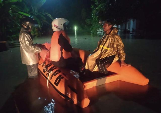 evakuasi banjir di di Desa Cikedondong Bantarsari cilacap