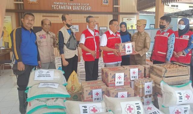 PMI Cilacap Salurkan Bantuan Permakanan Bagi Warga Terdampak Banjir di Bantarsari