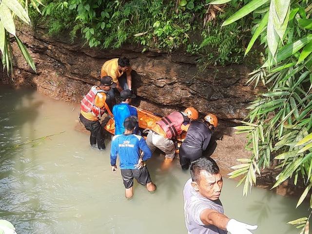 evakuasi korban tenggelam di sungai bogowonto purworejo