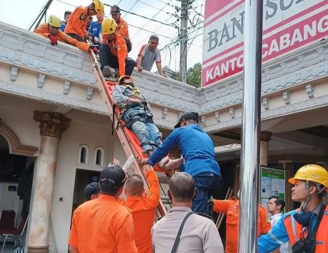 pekerja tersengat listrik di Desa Singomerto, Kecamatan Sigaluh Banjarnegara