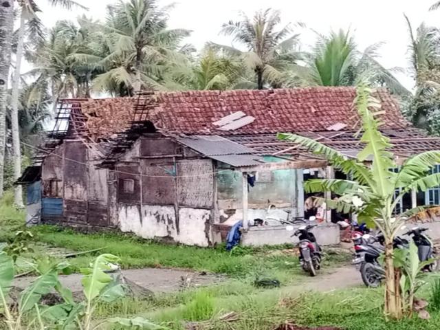 Angin puting beliung kewunganten Cilacap