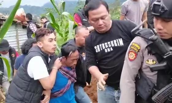 Petugas kepolisian saat membawa tersangka pembunuhan berantai sang dukung pengganda uang di Desa Balun, Kecamatan Wanayasa Banjarnegara