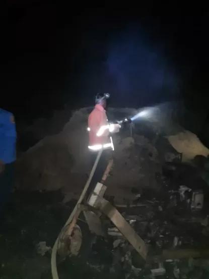 Petugas Damkar Banyumas Pos Kemranjen tengah memadamkan api di tempat penggilingan padi di Desa Kaliwedi RT 02 RW 04, Kecamatan Kebasen